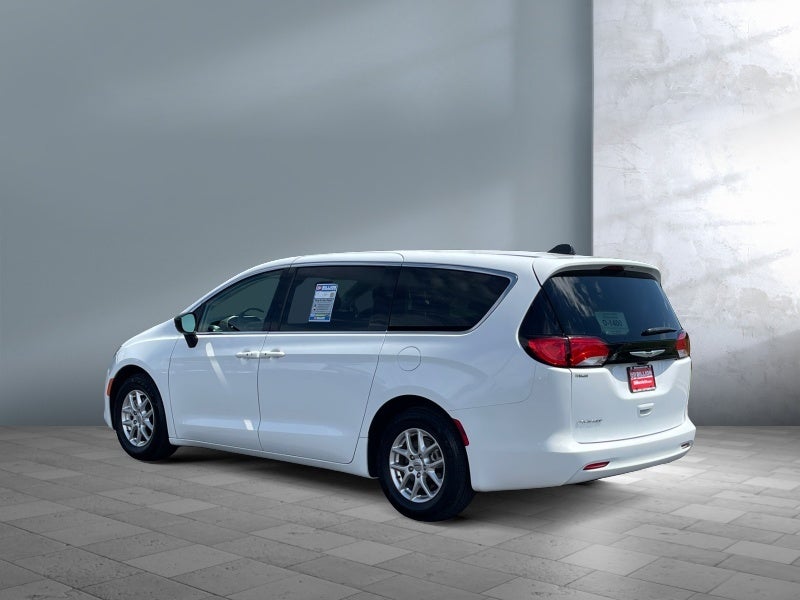 2024 Chrysler Voyager LX