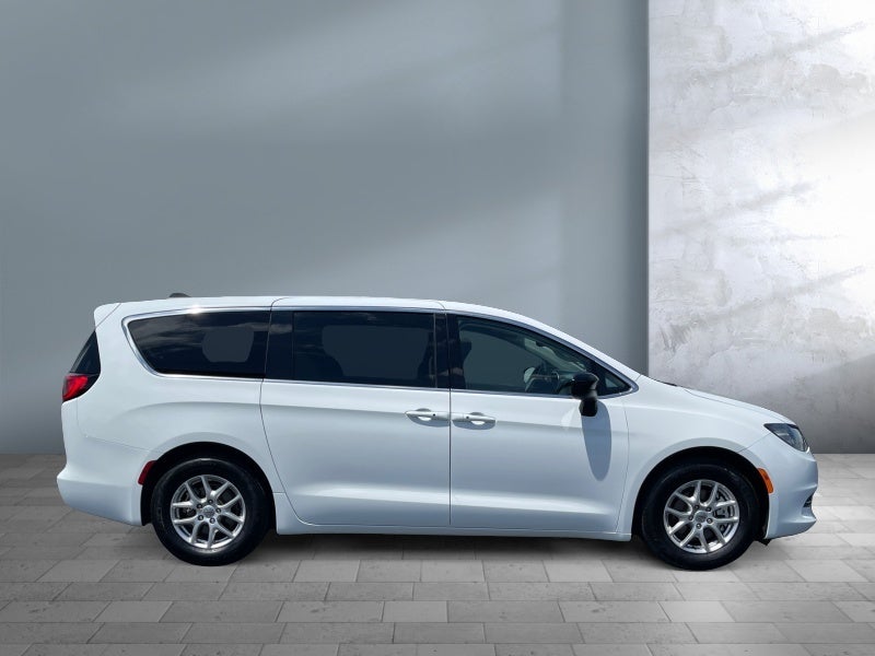 2024 Chrysler Voyager LX